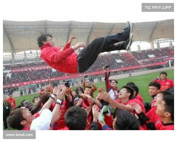 如何从多角度分析建业俱乐部的性质及其在中国足球中的地位